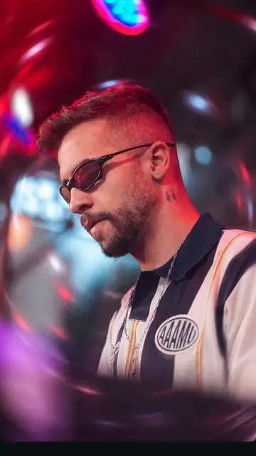 Bruno de óculos escuros, em primeiro plano, nos Jogos CAV