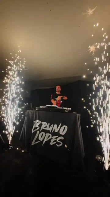 Bruno no carro a caminho do evento, gesticulando para a câmera
